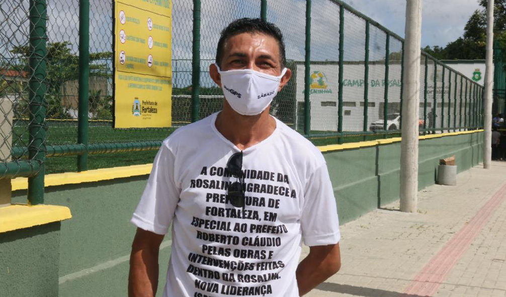 senhor posando para a foto, usando máscara e vestindo camisa estampada com frase de agradecimento ao prefeito e à prefeitura